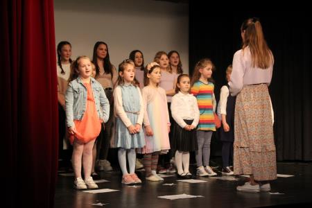 »Mamica je kakor zarja« (15)